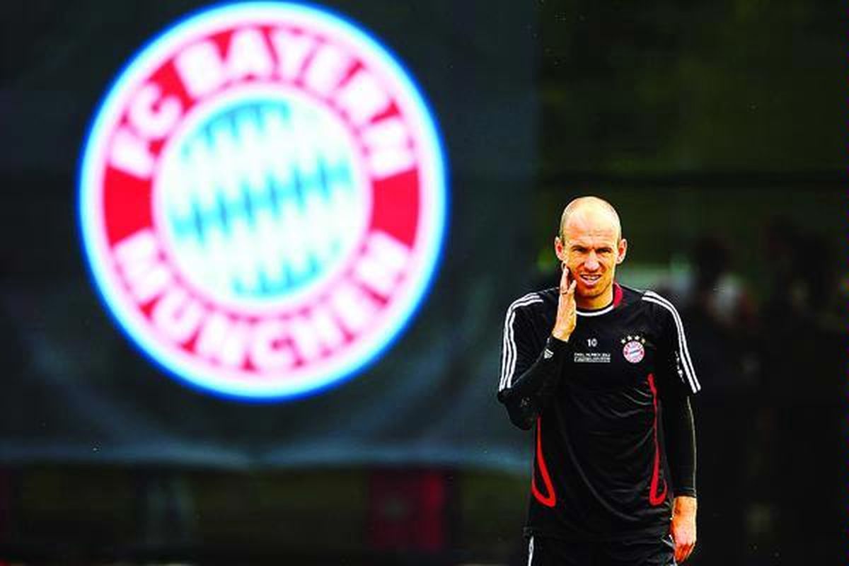  Pemain sayap Bayern Muenchen, Arjen Robben, menyaksikan suasana latihan timnya menghadapi final Liga Champions melawan bekas klubnya, Chelsea. Latihan berlangsung di pusat pelatihan Bayern,  Saebener Strasse, Muenchen, Jumat (18/5).