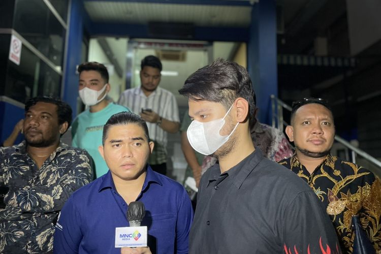 Kevin Hillers didampingi kuasa hukumnya, Deka Saragih dan Denny Aliandu usai melapor di Polda Metro Jaya, Jakarta, Jumat (17/6/2022). 