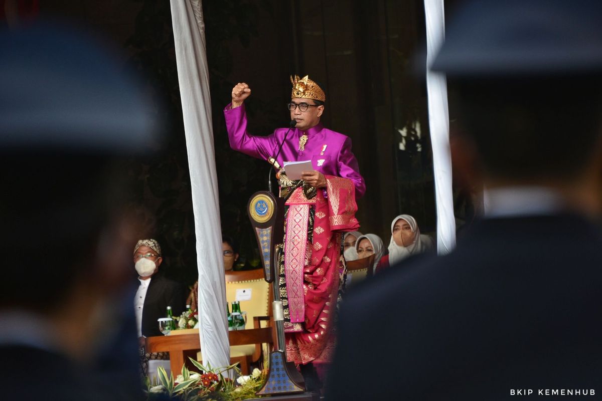 Menteri Perhubungan Budi Karya Sumadi memimpin upacara HUT ke-77 RI di halaman Kantor Kementerian Perhubungan, Rabu (17/8/2022).