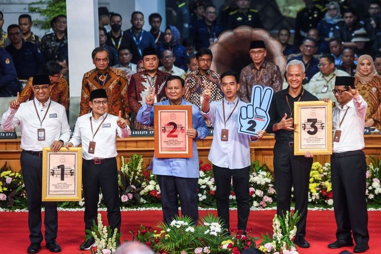 Calon presiden dan calon wakil presiden dari Koalisi Perubahan Anies Baswedan (kiri) dan Muhaimin Iskandar (kedua kiri), Capres dan Cawapres dari Koalisi Indonesia Maju Prabowo Subianto (ketiga kiri) dan Gibran Rakabuming Raka (ketiga kanan), serta Capres dan Cawapres Ganjar Pranowo (kedua kanan) dan Mahfud MD (kanan) berfoto bersama dengan menunjukkan nomor hasil undian pada Rapat Pleno Terbuka Pengundian dan Penetapan Nomor Urut Pasangan Capres dan Cawapres Pemilu Tahun 2024 di Gedung KPU, Jakarta, Selasa (14/11/2023). Pasangan Capres dan Cawapres dari Koalisi Perubahan Anies Baswedan dan Muhaimin Iskandar mendapat nomor urut satu, untuk pasangan Capres dan Cawapres dari koalisi Indonesia Maju Prabowo Subianto dan Gibran Rakabuming Raka mendapatkan nomor urut dua sedangkan untuk pasangan Capres dan Cawapres Ganjar Pranowo dan Mahfud Md mendapat nomor urut tiga. ANTARA FOTO/Galih Pradipta