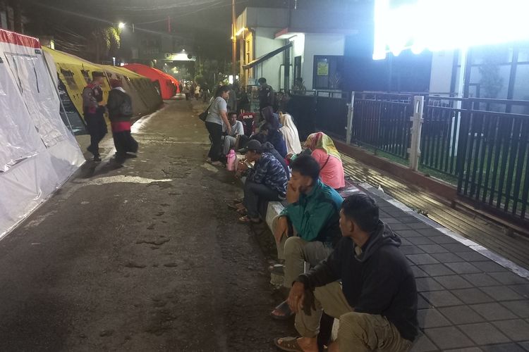 Keluarga pasien menunggu di halaman depan IGD RSUD Sumedang, Senin (1/1/2024) malam. AAM AMINULLAH/KOMPAS.com