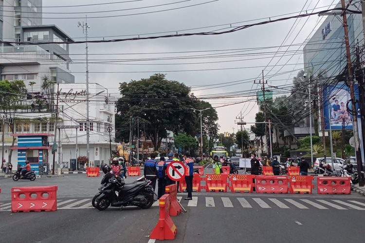Kondisi lalu lintas di perempatan Rajabali, pengendara dari arah Jalan Semeru, Jalan Jenderal Basuki Rahmat, Jalan Kahuripan tidak bisa menuju kawasan Kayutangan pada Minggu (5/6/2022).