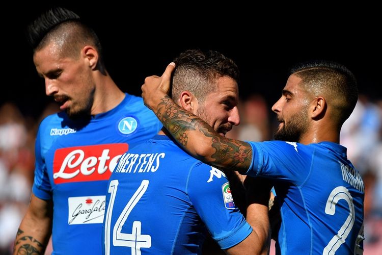 Striker Napoli asal Belgia, Dries Mertens (tengah), mendapat sambutan dari Lorenzo Insigne (kanan) dan Marek Hamsik, usai mencetak gol ke gawang Benevento dalam lanjutan Serie A di Stadion San Paolo, Naples, Minggu (17/9/2017).