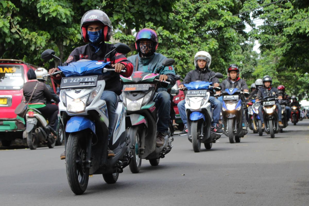 Touring dengan motor matik membawa tantangan tersendiri.