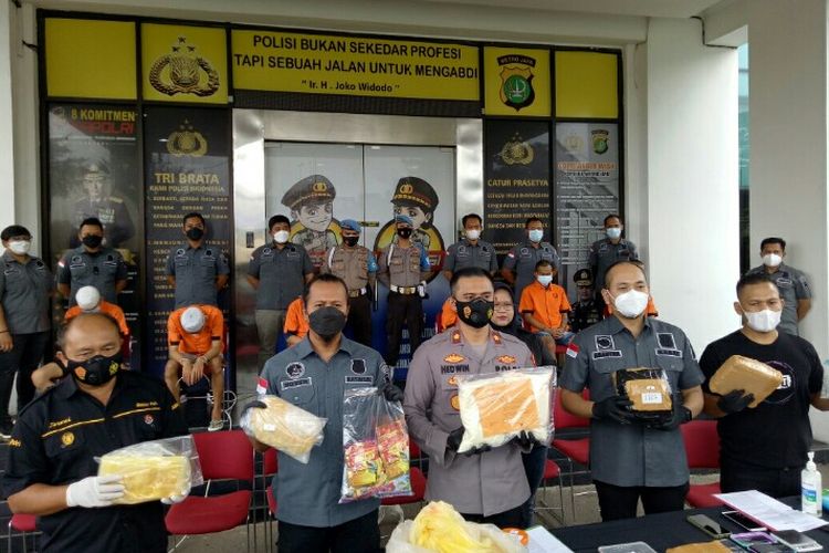 Polres Tangerang Selatan merilis pengungkapan penangkapan empat orang berinisial WH, GL, AN dan ER yang merupakan produsen sekaligus pengedar tembakau sintetis, Rabu (22/9/2021). Penangkapan empat tersangka dilakukan di kawasan Kabupaten Bogor, Jawa Barat, 11 September 2021.