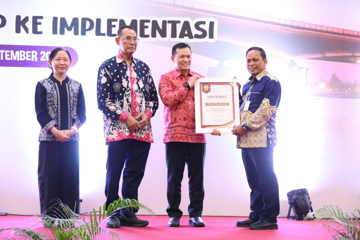 Pemkot Tangerang terlihat menerima piagam penghargaan atas upaya pencegahan dan pengendalian AIDS di Kota Palembang, Sumatera Selatan, Selasa (17/9/2024). 