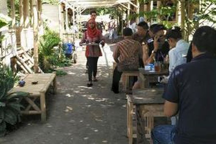 Suasana Warung Soto Bathok Mbah Katro di Dusun Sambisari, Desa Purwomartani, Kecamatan Kalasan, Kabupaten Sleman, DI Yogyakarta.