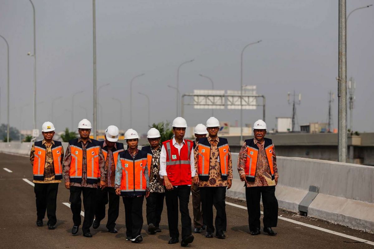 Presiden Joko Widodo (rompi merah) meninjau ruas jalan Tol Bekasi-Cawang-Kampung Melayu (Becakayu) di kawasan Jakasampurna, Bekasi, Jawa Barat, Jumat (3/11/2017). Presiden Joko Widodo meresmikan ruas jalan tol yakni Seksi 1B dan 1C sepanjang 8,26 kilometer yang terbentang dari Cipinang Melayu-Pangkalan Jati-Jakasampurna. KOMPAS.com/GARRY ANDREW LOTULUNG