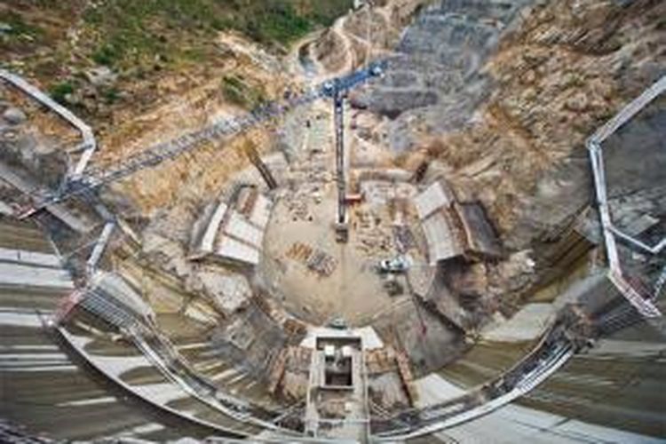 Baixo River Dam di Portugal ini padat karya dan mesin. Sekitar 15 tower crane ditanam untuk mendukung pekerjaan bendungan yang akan memasok listrik sebanyak 444 giga watt per jam.