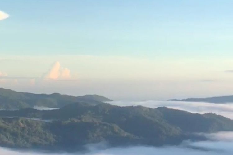 Salah satu destinasi unggulan di Kampung Wajur, Desa Wajur, Kecamatan Kuwus Barat, Kab. Manggarai Barat, NTT adalah berburu kabut dan embun pagi, Selasa, (25/4/2023). (KOMPAS.com/DOK/WARGA WAJUR/NIAR NGEMPENG)