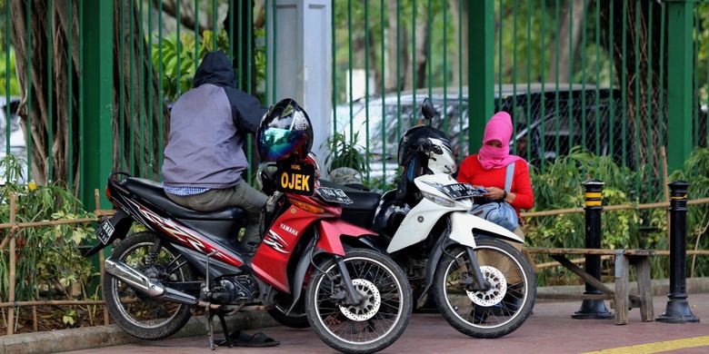 Pengendara sepeda motor yang melintasi trotoar di kawasan Gambir, Jakarta Pusat, Senin (17/7/2017). Pengendara sering memanfaatkan trotoar untuk memotong jalan agar bisa lebih cepat ketimbang melewati jalan raya.