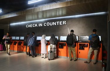 Fasilitas check in counter yang ada di Stasiun Pasar Senen, penumpang bisa menggunakan fasilitas ini untuk mencetak tiket kereta api secara mandiri, Jumat (22/11/2019).