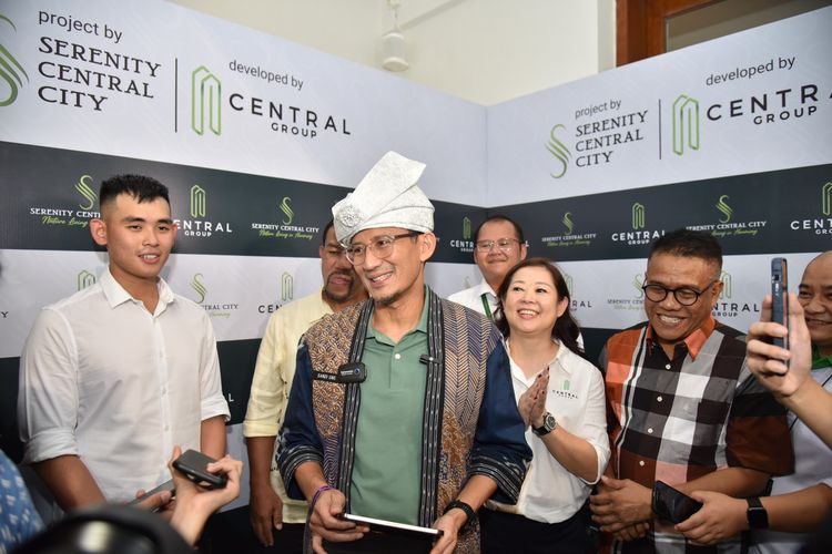 Menparekraf Sandiaga Salahuddin Uno didampingi CEO Central Group Princip Muljadi dan Managing Director Serenity Central City Samuel Jason.