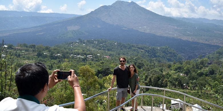 Wisatawan mancanegara (wisman) mengunjungi kawasan Geopark Batur di Kintamani, Kabupaten Bangli, Bali, Kamis (19/7/2018). Kementerian Pariwisata (Kemenpar) menargetkan devisa 1 miliar dollar AS dan jumlah kunjungan 1.102.500 wisman dari 11 geopark Indonesia hingga tahun 2019.