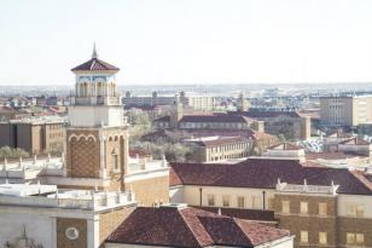 Ciri-ciri yang khusus untuk gaya Universitas Texas Tech adalah barisan tiang, penggunaan material seperti campuran bata, serta simetri dan rasio komponen bangunan menggunakan material batu.