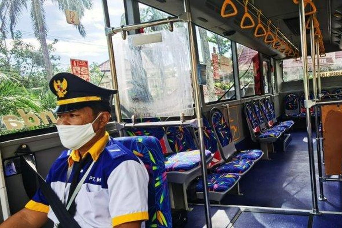 Ilustrasi sopir mengendarai armada Teman Bus di Palembang.