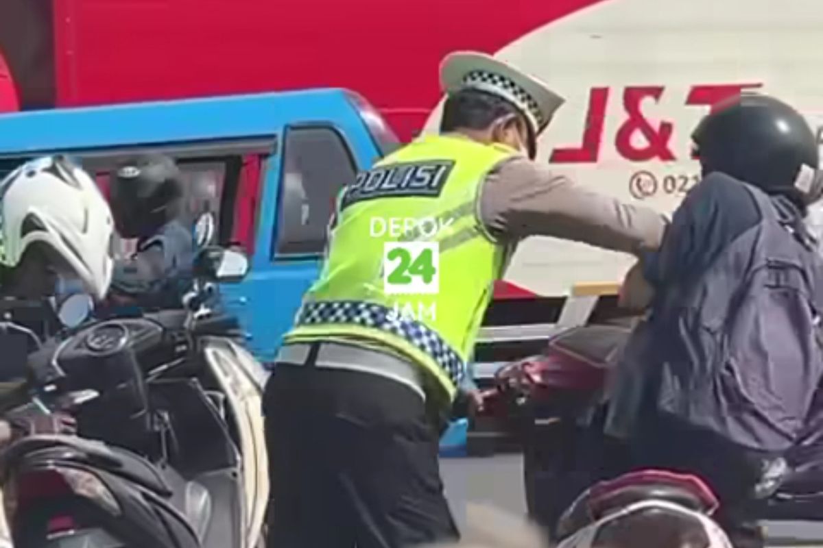 Sebuah video menampakkan anggota kepolisian terlibat aksi dorong mendodorong dengan pengemudi sepeda motor di Jalan Raya Bogor, Depok, Jawa Barat, viral di media sosial.