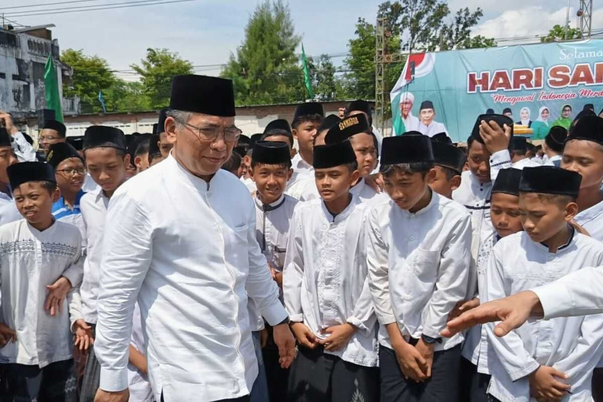 Ketua Umum Pengurus Besar Nahdlatul Ulama (PBNU), KH Yahya Cholil Staquf atau Gus Yahya, saat menghadiri Apel Hari Santri Nasional (HSN) di Pondok Pesantren Bahrul Ulum Tambakberas, Jombang, Jawa Timur, Rabu (22/10/2025).
