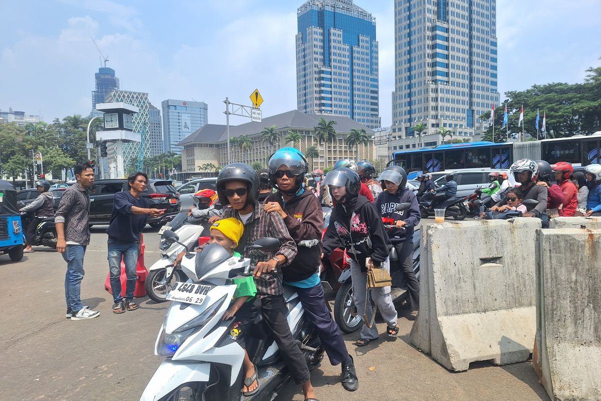 Parkir liar di Monumen Nasional (Monas) saat Lebaran Betawi 2025 mencapai Rp 15.000.