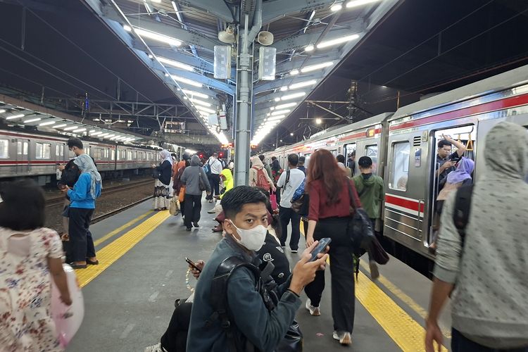 Perjalanan KRL Green Line Kembali Normal, Kepadatan di Stasiun Tanah Abang Terurai