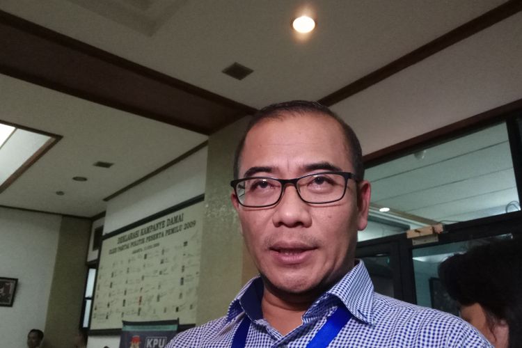 Komisioner Komisi Pemilihan Umum (KPU) RI, Hasyim Asy'ari di kantor KPU RI, Jakarta, Selasa dinihari (17/10/2017).  