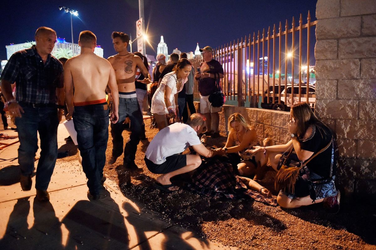 Sejumlah orang yang berhasil menyelamatkan diri dari serangan bersenjata di tengah konser musik di Mandalay Bay, Texas, Amerika Serikat, Minggu malam. 