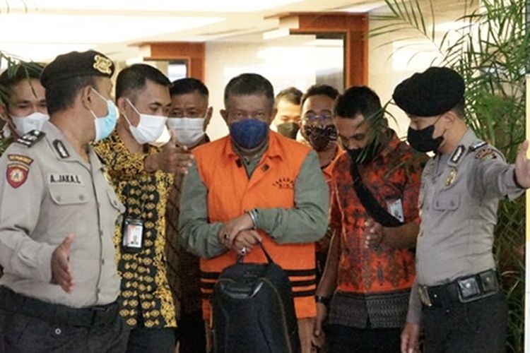 Komisi Pemberantasan Korupsi (KPK) menetapkan Eks Wali Kota Yogyakarta Haryadi Suyuti sebagai tersangka suap terkait pengurusan Izin Mendirikan Bangunan (IMB) apartemen di Yogyakarta.  Haryadi diamankan bersama delapan orang dalam kegiatan tangkap tangan di Yogyakarta dan Jakarta pada Kamis (2/6/2022) sore.