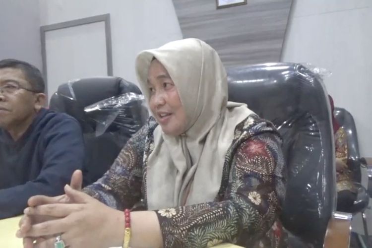 Nur Hotiba, Kepala Dinkes Bangkalan, Jawa Timur saat konferensi pers di kantornya, Selasa (12/3/2024) tentang kejadian persalinan yang terpisah antara kepala dan tubuh bayi.