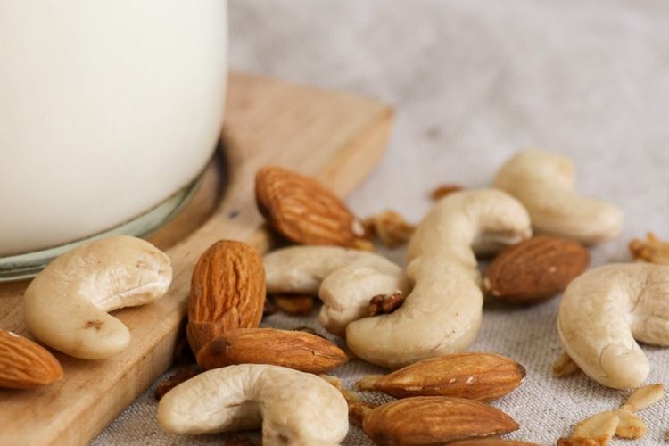 Manfaat susu almond lainnya adalah tidak mengandung produk hewani. Itulah mengapa susu ini menjadi pilihan tepat bagi orang-orang yang mengikuti diet vegan atau tidak toleran terhadap laktosa atau alergi susu.