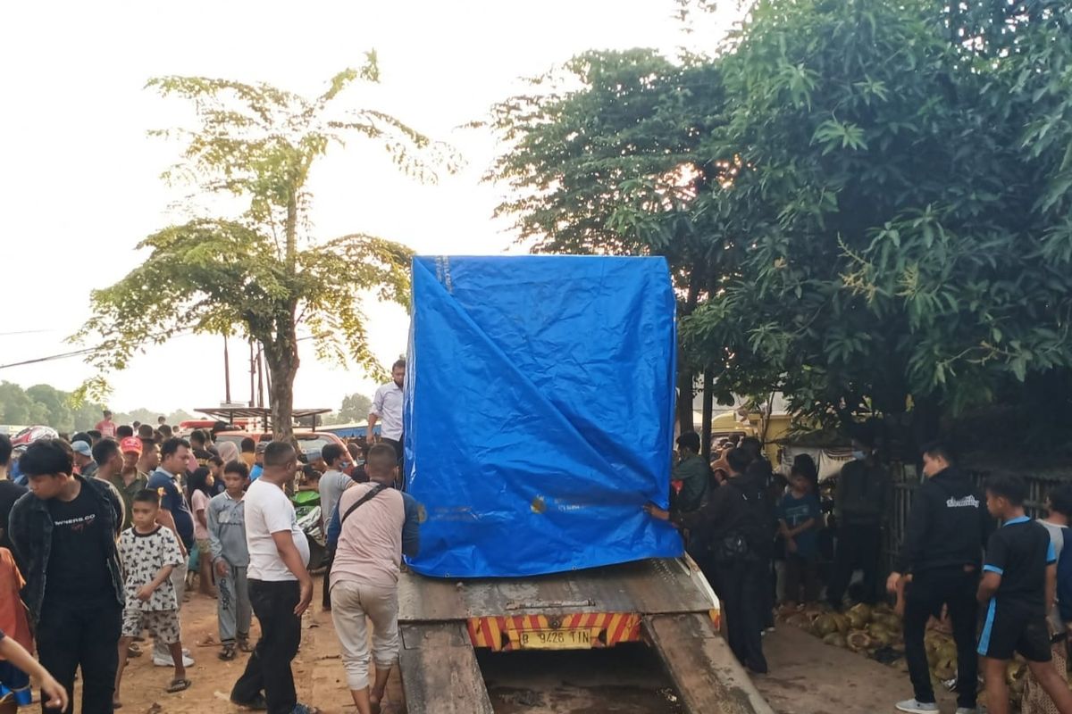 Mobil pengangkut uang kecebur ke irigasi Bendung Tarum Timur (BT) 15, Desa Pucung, Kecamatan Kotabaru, Kabupaten Karawang, Jawa Barat berhasil dievakuasi, Senin (27/6/2022).