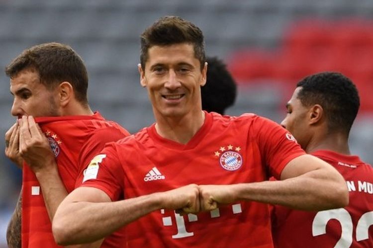 Penyerang Bayern Muenchen, Robert Lewandowski, merayakan gol yang ia cetak ke gawang Fortuna Duesseldorf pada laga pekan ke-29 Bundesliga yang digelar di Allianz Arena, Sabtu (30/5/2020).