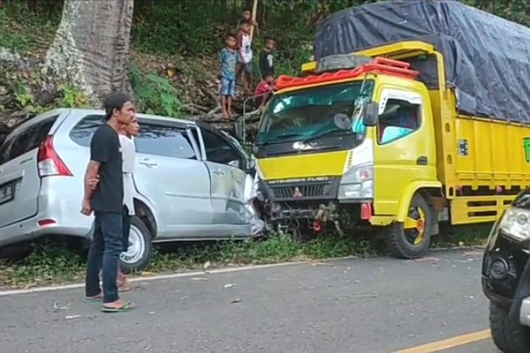 Foto: Kecelakaan lalu lintas yang melibatkan mobil truck Mitsubishi dan mobil mini bus XENIA di Riipua, Desa Dobo, Kecamatan Mego, Kabupaten Sikka, NTT, Jumat (10/6/2022).