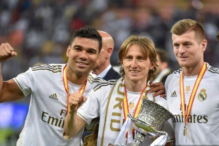 Trio gelandang Real Madrid yakni Casemiro (kiri), Luka Modric, dan Toni Kroos merayakan gelar juara Piala Super Spanyol 2020 usai mengalahkan Atletico Madrid di Stadion King Abdullah Sports City, Arab Saudi, pada 12 Januari 2020. Casemiro telah menjalin kesepakatan untuk pindah ke Manchester United.