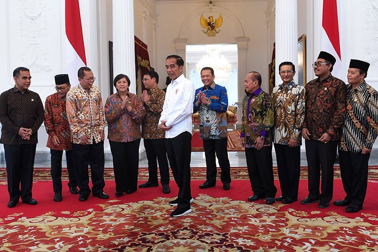 Presiden Joko Widodo (tengah) berbincang dengan Ketua MPR Bambang Soesatyo (kelima kanan) dan wakil pimpinan MPR di Istana Merdeka, Jakarta, Rabu (16/10/2019). Pertemuan itu dilakukan untuk berkonsultasi terkait acara pelantikan Jokowi-Maruf Amin sebagai presiden dan wakil presiden periode 2019-2024, yang akan dilaksanakan pada 20 Oktober mendatang di kompleks Parlemen, Senayan, Jakarta.