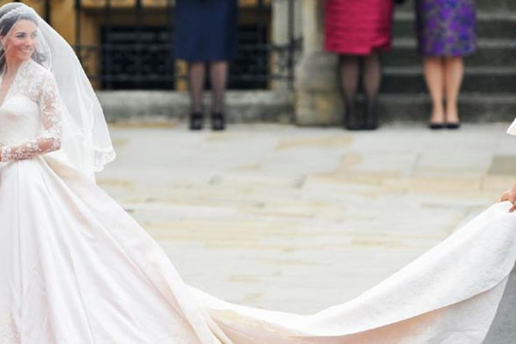 Gaun pengantin Kate Middleton karya Sarah Burton dari rumah mode Alexandre McQueen. 