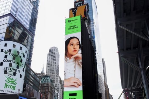 Wajah Raissa Anggiani Terpampang di Billboard Times Square New York 