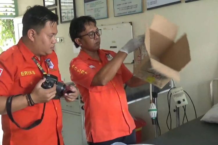 Unit Inafis Satreskrim Polres Tulungagung, melakukan identifikasi temuan bayi dalam kardus, Senin (20/03/2023)