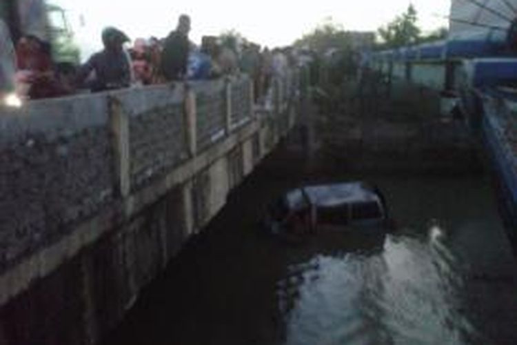 Mobil masuk sungai setelah menghindari kecelakaan. Kejadian ini membuat arus lalu lintas Pamekasan-Sampang macet total.