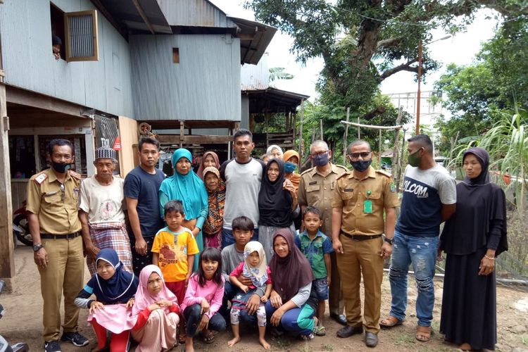Sudirman (tengah baju putih lengan hitam) di tengah keluarga besarnya di Bacukiki Pare Pare Sulsel, Sudirman merantau ke Maaysia sejak usia 13 tahun diduga menjadi korban trafficking (Samsuddin) 