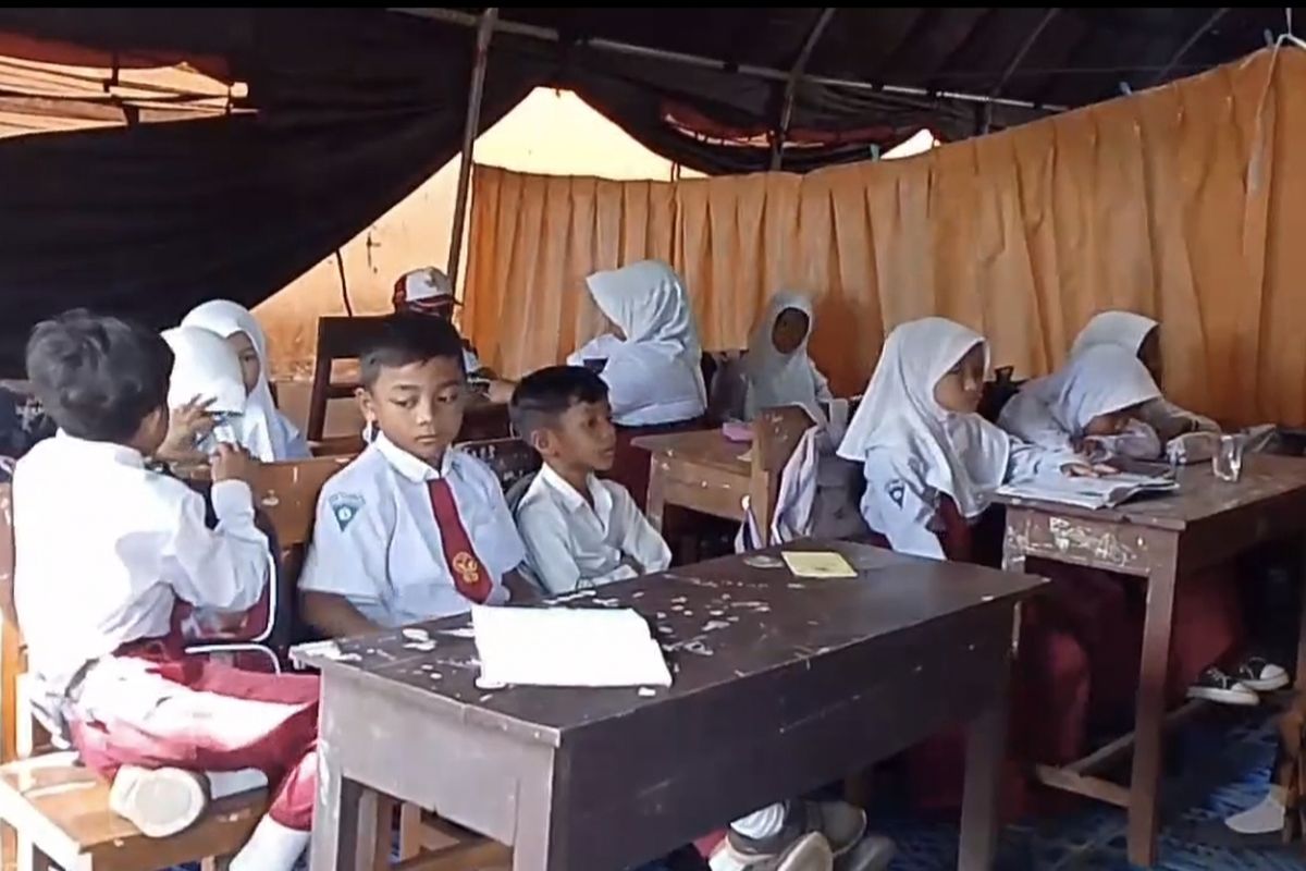 Siswa SDN Tamberu 2 Pamekasan masih belajar di tenda darurat sejak sekolah disegel, Rabu (12/11/2025).