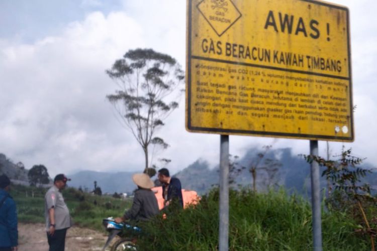 Rambu peringatan terpasang di sekitar Kawah Timbang di dataran tinggi Dieng, Banjarnegara, Jawa Tengah.