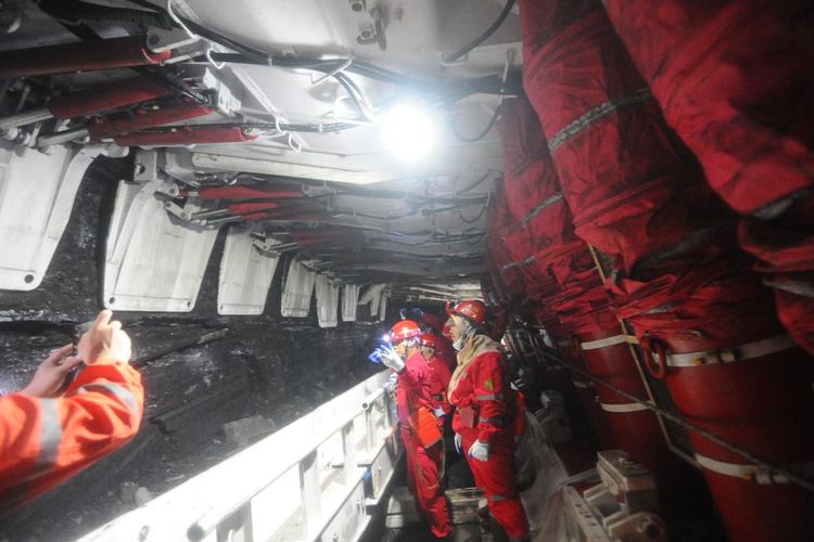 Dirjen Minerba Kementerian ESDM, Bambang Suswantono mengecek proses operasi tambang batubara bawah tanah pertama di Indonesia yang terletak di Kabupaten Kotabaru, Kalsel, Senin (18/12/2023).