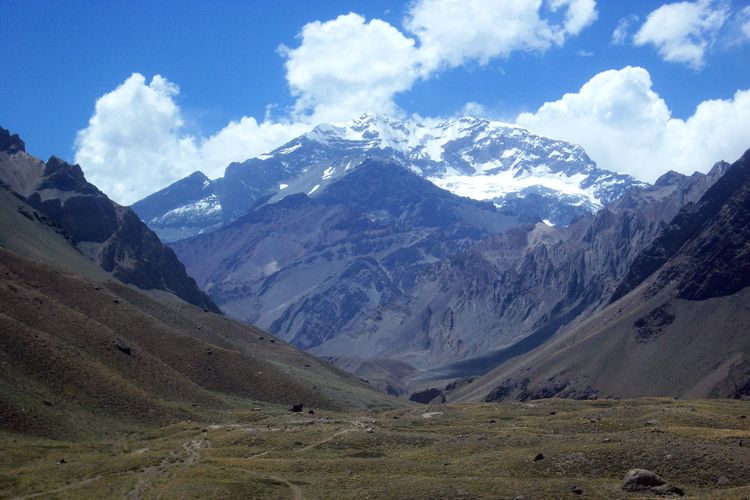 Ilustrasi Gunung Aconcagua di Argentina