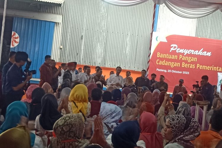 Presiden Jokowi disambut antusias warga di Padang, Rabu (25/10/2023)