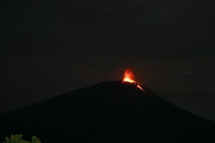 Gunung Ile Lewotolok Meletus 14 Kali, Lava Meluncur Sejauh 200 Meter