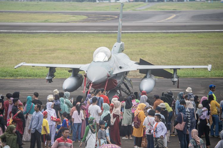 Warga melihat pesawat tempur F16 Fighting Falcon dari Skadron Udara 16 Lanud Roesmin Nurjadin Pekanbaru saat Open Base Pangkalan Udara Sri Mulyono Herlambang (Lanud SMH) Palembang, Sumatera Selatan, Minggu (28/5/2023). Open Base yang menampilkan enam pesawat tempur F16 Fighting Falcon, empat pesawat tempur Hawk 100-200 dan helikopter Basarnas Dauphin AS365N3+ tersebut digelar dalam rangka memberikan edukasi kepada masyarakat tentang alutsista TNI AU.