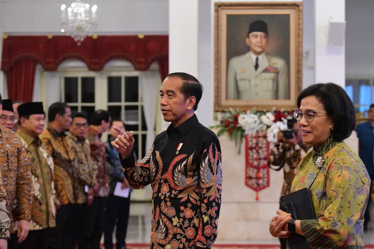 Menteri Keuangan (Menkeu) Sri Mulyani Indrawati mendampingi Presiden Republik Indonesia (RI) Joko Widodo (Jokowi) dalam acara penyerahan Daftar Isian Pelaksanaan Anggaran (DIPA) dan Buku Daftar Alokasi Transfer ke Daerah (TKD) 2024 secara digital kepada kepala daerah dan kepala kementerian/lembaga (K/L) di Istana Negara, Jakarta, Rabu (29/11/2023).