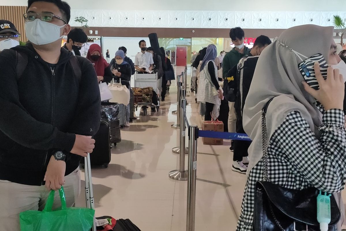 Situasi check in di Bandar Udara Yogyakarta International Airport (YIA), Kabupaten Kulon Progo, Daerah Istimewa Yogyakarta pada Senin (25/4/2022).