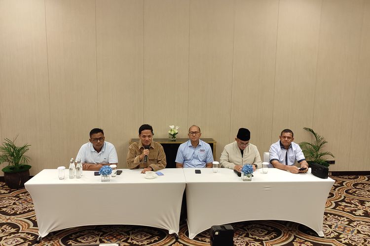 Tim Kampanye Nasional (TKN) Prabowo Subianto-Gibran Rakabuming mengklarifikasi kabar Prabowo diduga korupsi pembelian 12 pesawat tempur Mirage 2000-5 dari Qatar, dalam jumpa pers di Hotel Fairmont, Jakarta, Sabtu (10/2/2024).
