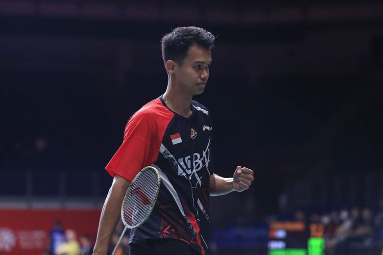 Pebulu tangkis Indonesia, Christian Adinata, merayakan kemenangan saat bertanding kontra Srikanth Kidambi (India) pada laga perempat final Malaysia Masters 2023 di Axiata Arena, Kuala Lumpur, Jumat (26/5/2023).